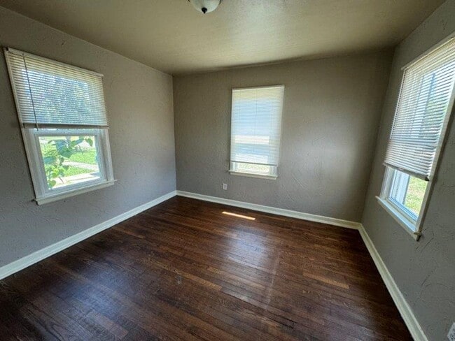 Building Photo - Ask about our MOVE IN SPECIAL, Military Discounts available! Two bed, One bath home in Midwest City!