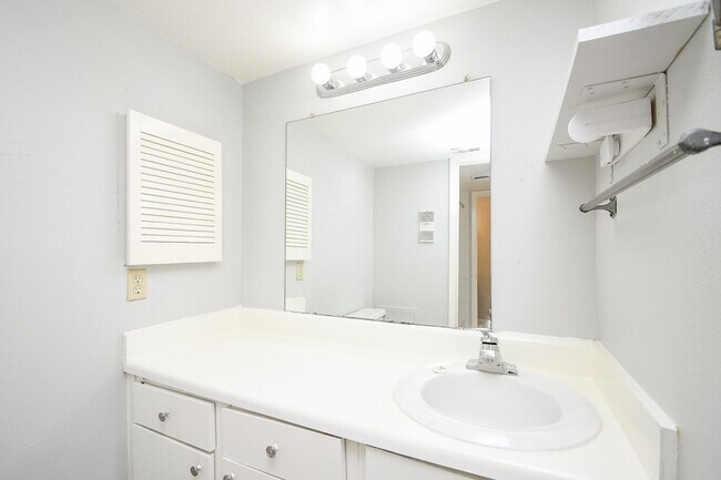 Building Photo - 8433 Hearth Dr