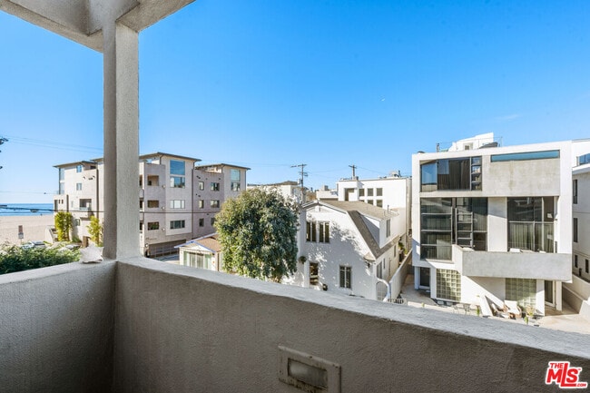 Building Photo - 20 Quarterdeck St