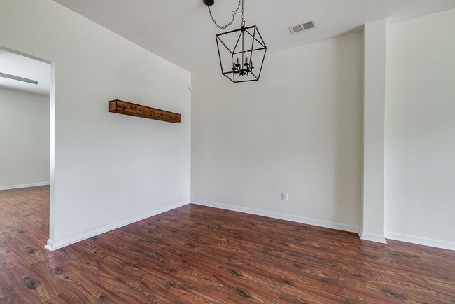 Building Photo - Spacious & Convenient