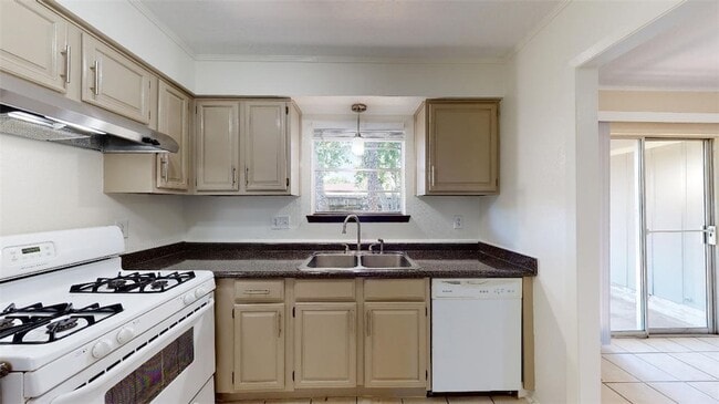 Building Photo - 4130 Willow Oak St