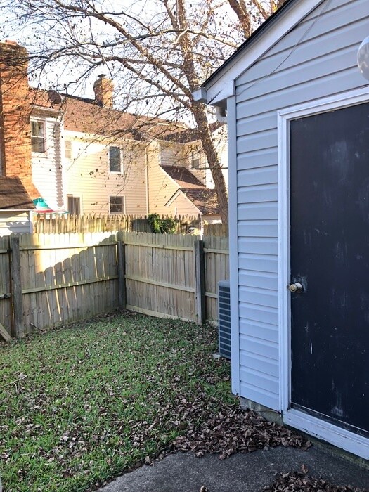 Building Photo - SPACIOUS TOWNHOME IN CENTRAL LOCATION