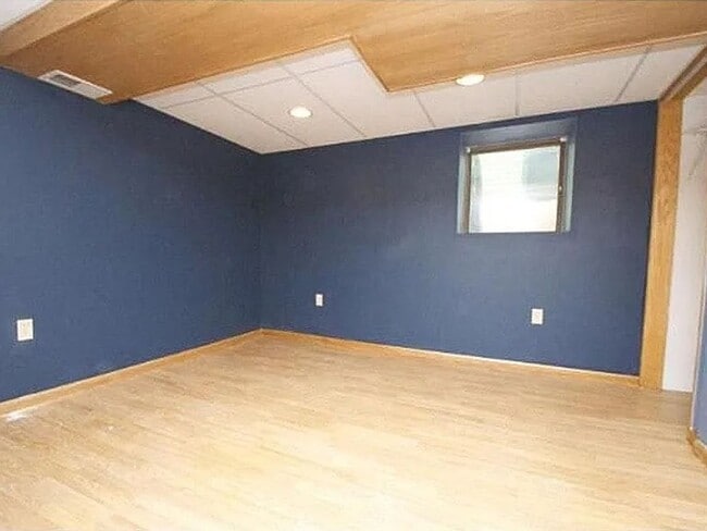 Building Photo - Gorgeous 5 Bedroom Home in Coveted SE Neig...