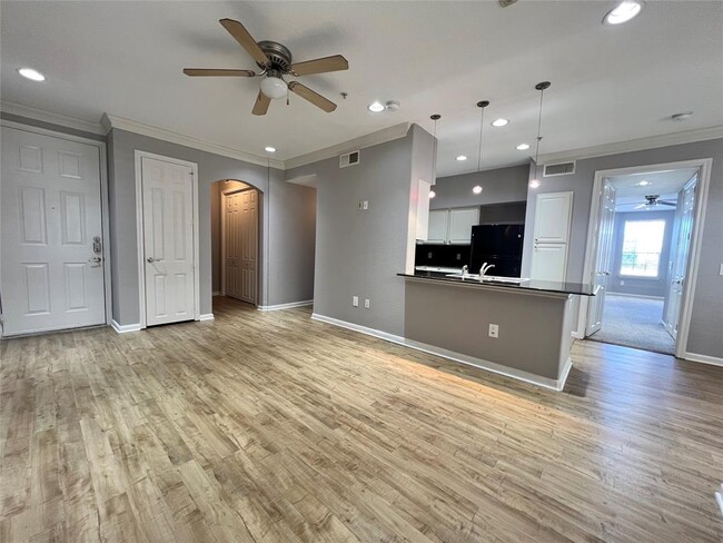 Building Photo - 7575 Kirby Dr