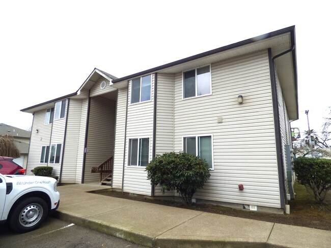 Building Photo - Rent Special: FREE June's Rent - 2 Bedroom 1 Bath Unit NE Salem!
