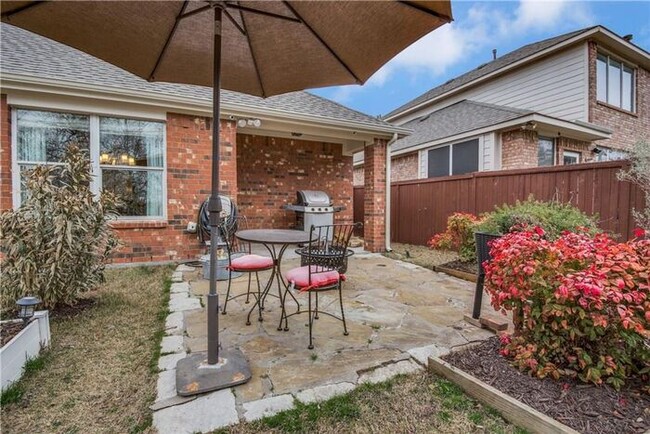 Building Photo - Darling 1 story 3 Bedroom home 2 car garage