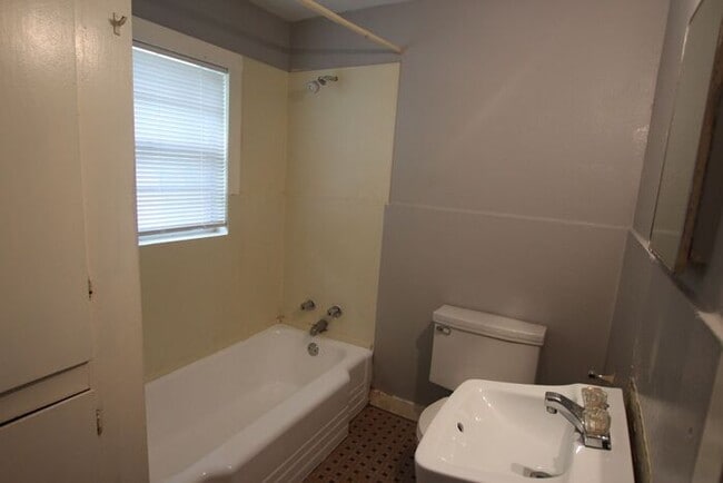Building Photo - Available! 1 Bedroom 1 Bathroom Apartment close to Downtown Tyler!