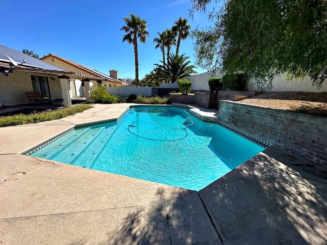 Building Photo - Green Valley Luxury Single Story: Pool, Putting Green, & 4 Bedrooms