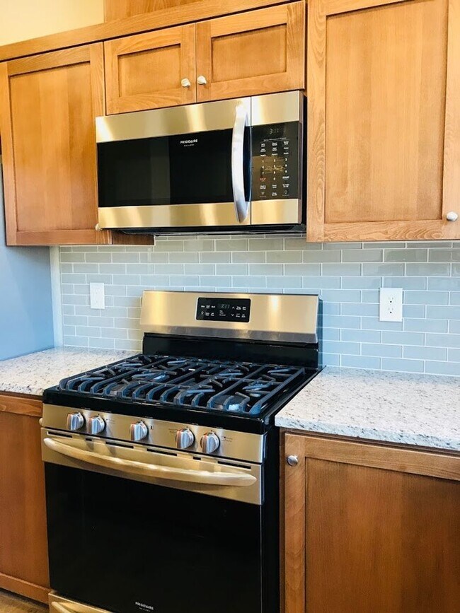 Building Photo - Townhouse Charmer in River Terrace Neighborhood!