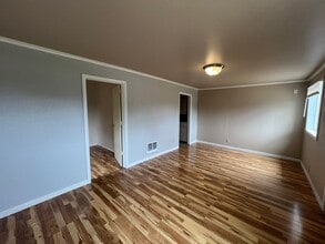 Building Photo - 4 Bedroom, 1 Bath Home with Washer & Dryer