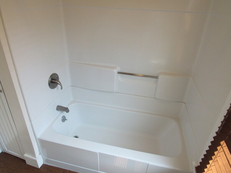 Building Photo - 132 Main St