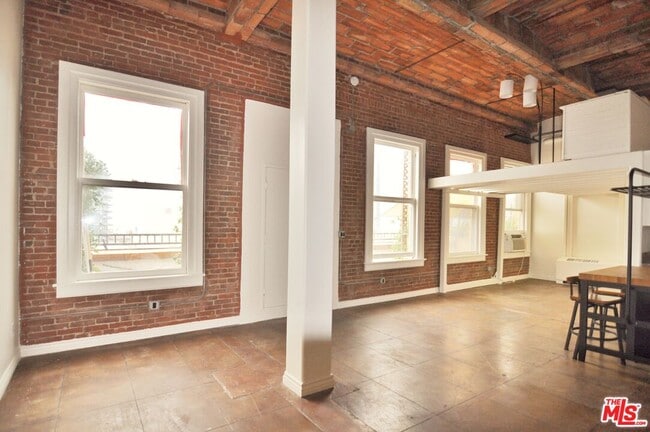 Building Photo - 215 W 7th St