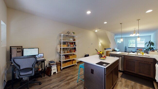 Building Photo - West Seattle Townhome - 2 bedroom 2 bathroom located in Sylvan Ridge Townhomes!  Available now!