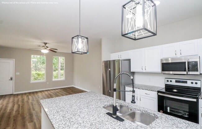 Building Photo - 3BD/3BA Available for Early August Move In