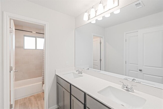 Building Photo - 204 Greenway Dr