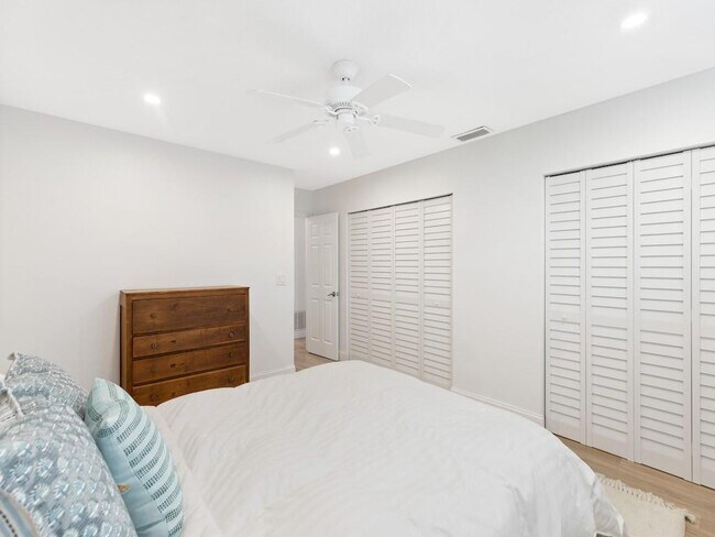 Building Photo - 900 Jasmine Ln