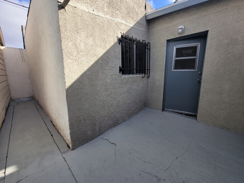 Building Photo - 1315 W 101st St