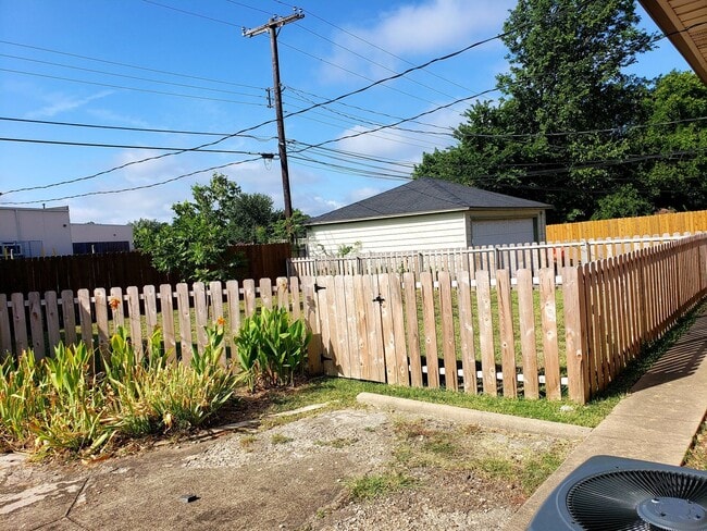 Building Photo - 2 Bedroom, 2 Bath Duplex in Lochwood