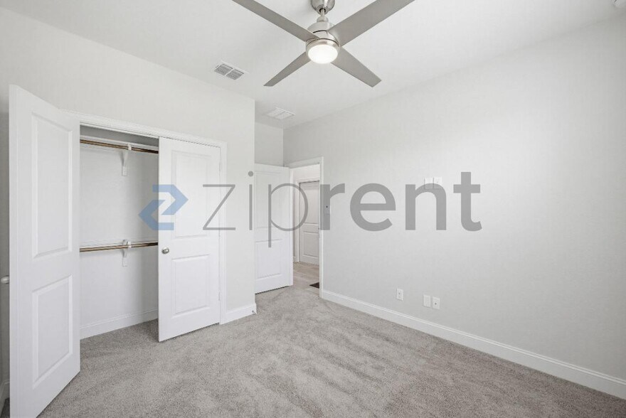 Building Photo - Unit