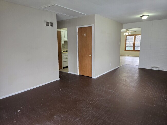 Building Photo - Charming 3-Bedroom Home Coming Soon in Sai...