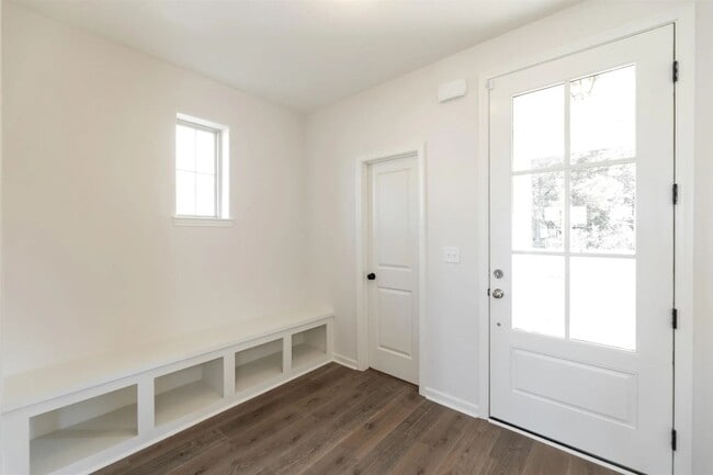 Building Photo - 140 Blue St