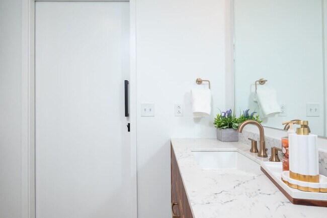 Building Photo - 212 Stuart St