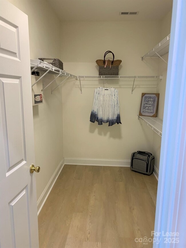 Building Photo - 9033 Rosalyn Glen Rd