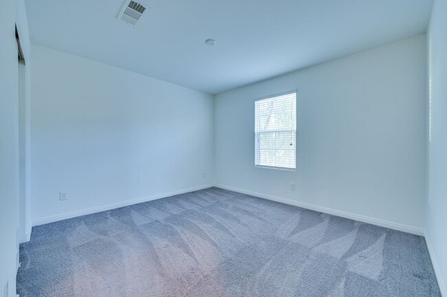 Building Photo - SE!!  Gated!! Community Pool!! Clubhouse!! Fitness Center!! Up Graded Appliances!!! 2 Car Garage!!