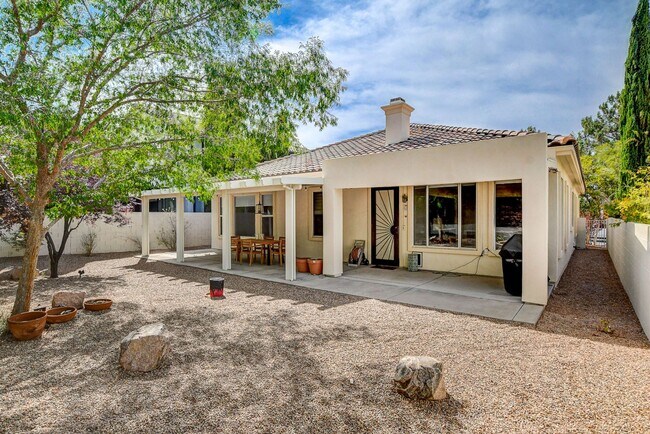 Building Photo - Popular Seven Hills Area, 1-Story, Complet...