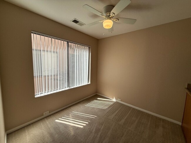 Building Photo - 2 bed 2 bath upstairs condo available to m...