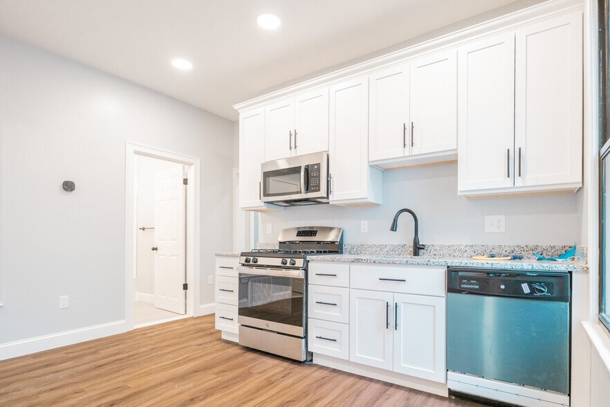 Building Photo - 344 Saratoga St