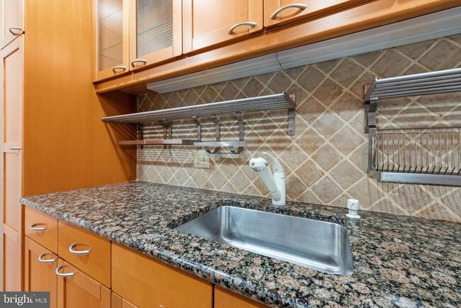 Building Photo - 1640 Oakwood Dr