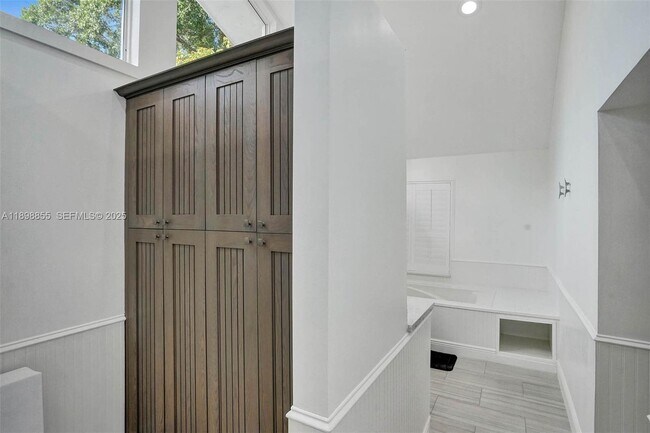 Building Photo - 2120 SW 28th Way