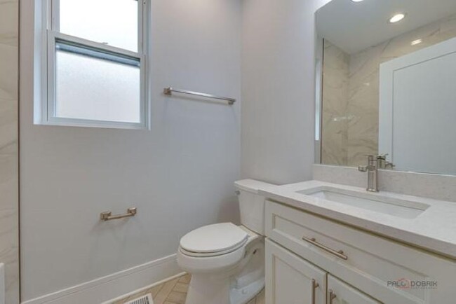 Building Photo - 2 bedroom in Chicago IL 60647