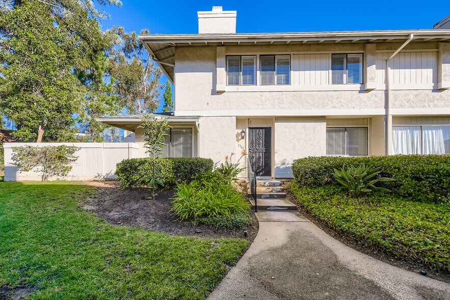 Townhome, corner - 7962 Camino Tranquilo