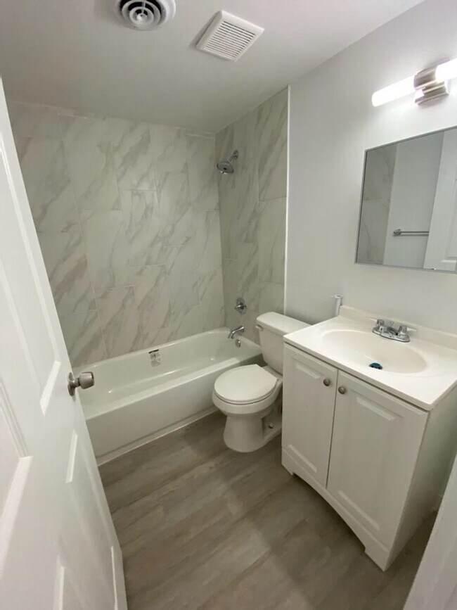 Building Photo - Cozy 2-Bedroom Apartment with Convenient Amenities