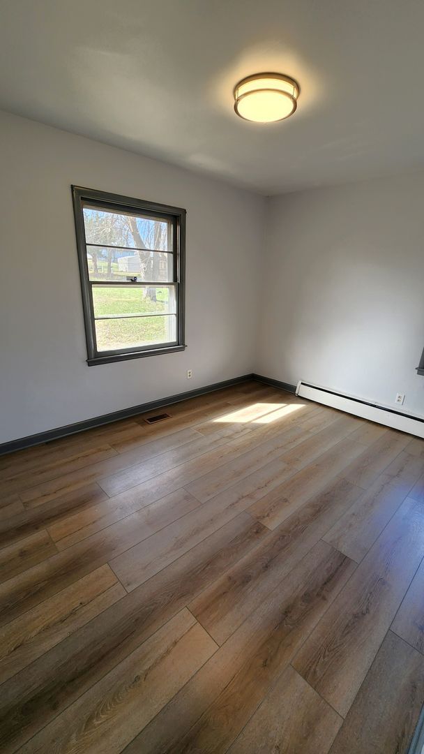 Building Photo - Beautiful, big 3BR rancher with 2 car gar near Lake Shawnee!