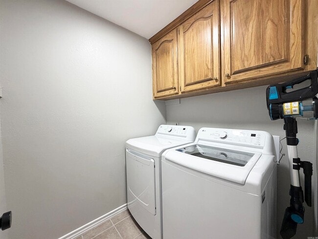 Building Photo - 5805 Sidney Dr