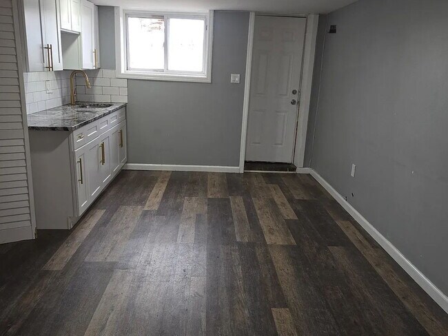 Building Photo - House for rent 4 bedroom and 2 complete bathroom, finished basement with kitchen, bathroom, parki...