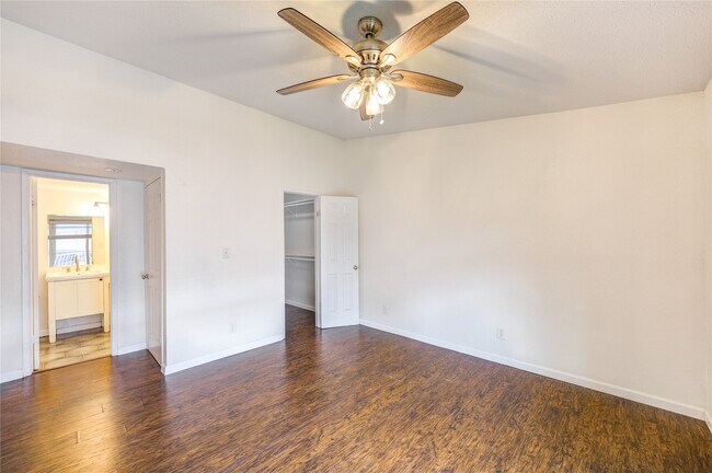 Building Photo - 2120 Wilcrest Dr