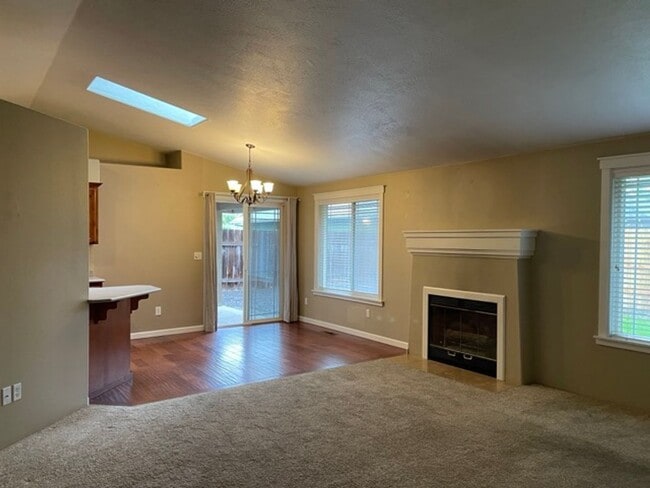 Building Photo - Nice 3 Bedroom 2 Bath home in Central Point