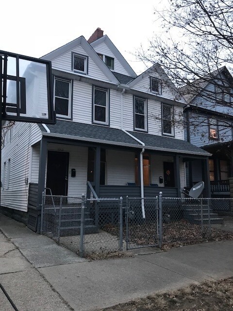 Building Photo - 3 Bedroom 2 Full Bath TownHouse with 2 car tandem  Parking for Rent