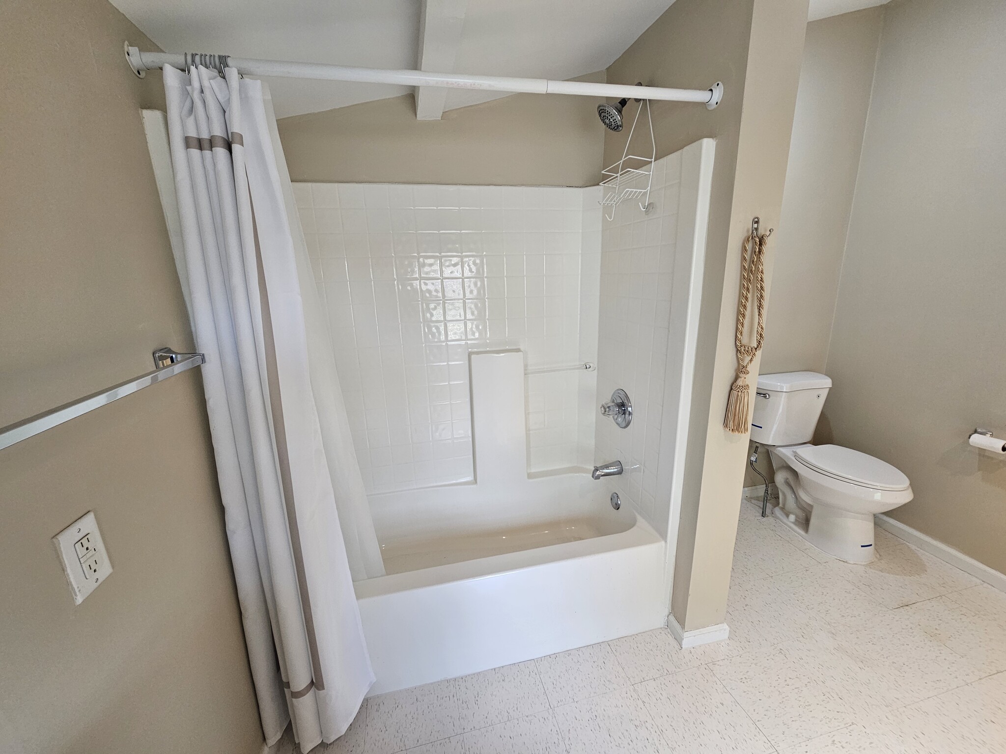 Bathroom - 1165 York Rd