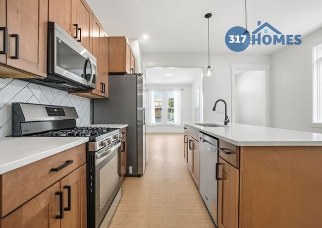 Building Photo - Modern 3 Bedroom Townhome with Skyline Views in Holy Cross