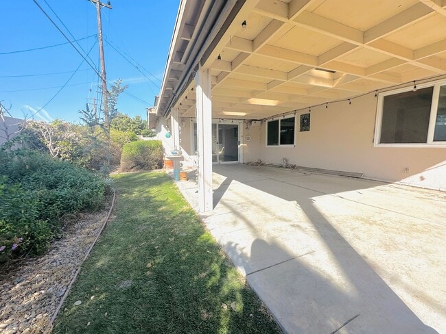 Building Photo - 3BD/2BA Single-Story Home in Huntington Beach