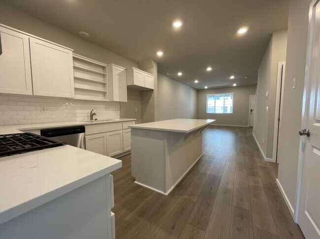 Building Photo - Modern 3-Bed, 2.5-Bath Home with Quartz Counters, Central A/C, and Prime Location!