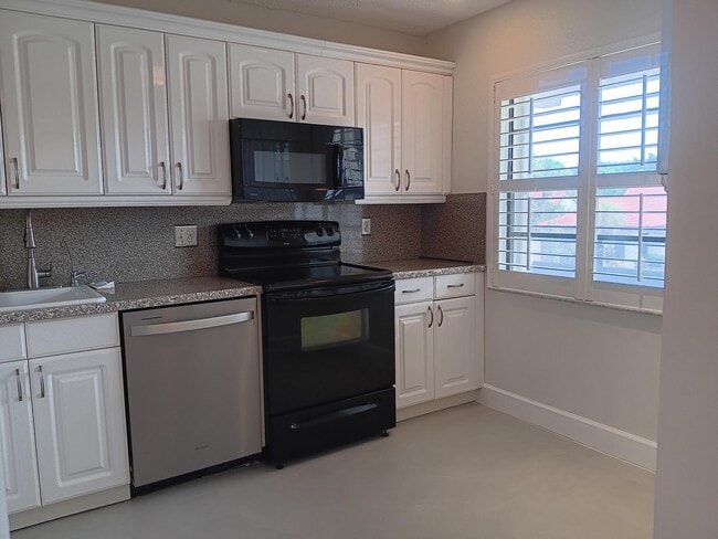 Building Photo - 8045 Eastlake Dr