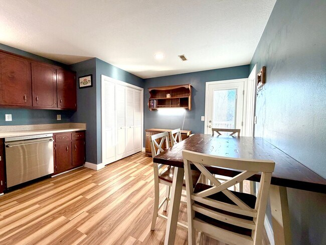 Building Photo - 320 Cottonwood Ct