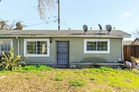 Building Photo - Spacious 2 bedroom / 1 bath renovated home...