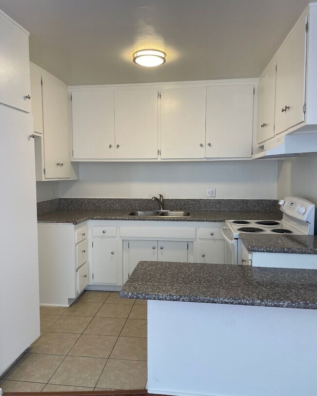 Building Photo - Spacious 1 Bedroom located in Canoga Park!...